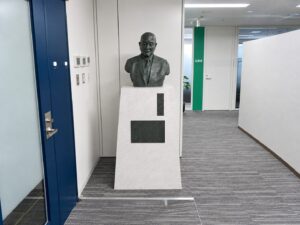 銅像修復・クリーニング・台座新規製作・屋内移設工事