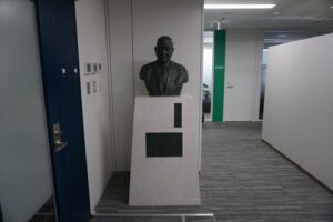 銅像修復・クリーニング・台座新規製作・屋内移設工事